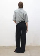 Pantalón de jean negro de tiro alto, corte recto y cinco bolsillos.