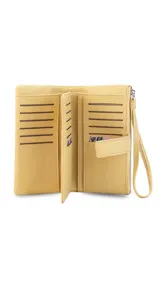 Billetera de mujer color negro, con textura símil cuero granulado. Presenta un cierre de presilla con broche, correa de mano desmontable y múltiples compartimentos internos, incluyendo un monedero con cierre.