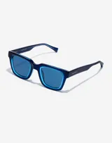 Lentes de sol unisex Hawkers, con montura cuadrada azul y lentes espejados azules.