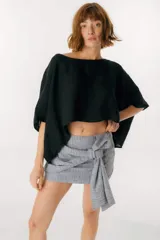 Blusa negra de lino con mangas anchas y corte crop.
