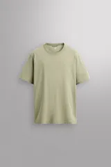 Camiseta de entrenamiento relaxed fit color verde claro, confeccionada en tejido con mezcla de algodón de peso ligero. Cuello redondo acabado en rib y manga corta.