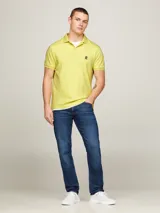 Chomba amarilla de piqué de algodón con cuello clásico, tapeta de dos botones y logo bordado en el pecho.