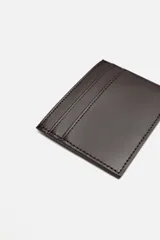 Tarjetero liso de cuero color marrón oscuro con cinco ranuras para tarjetas.