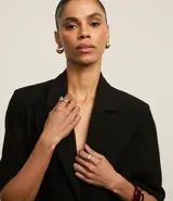 Blazer negro de viscosa con mangas cortas, solapas en el cuello y botón metalizado.