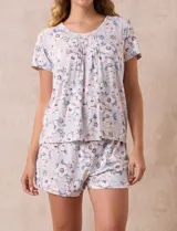 Conjunto de pijama de short y remera estampados, marca René Rofé. Remera de escote redondo con aplique de puntilla y detalle plisado. Short con cintura elastizada.