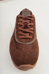 Championes deportivos Champion modelo Sari, color bordó con detalles en cuero.