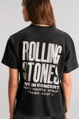 Remera color crema de algodón con cuello redondo y mangas cortas. Estampado frontal y trasero con el logo de la lengua de los Rolling Stones.
