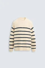Sweater de punto color crema con rayas horizontales azul marino, cuello redondo y manga larga.