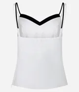 Blusa de breteles finos color blanco con escote en V y superposición contrastante en negro, confeccionada en crepé.