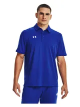 Chomba Under Armour Team Tech color azul con logo blanco bordado en el pecho. Corte clásico, cuello con botones y tejido UA Tech™ de secado rápido.