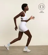 Bermuda deportiva blanca de microfibra texturizada, con forro, tiro medio y bolsillo en la cintura.