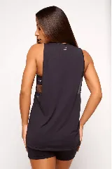 Musculosa deportiva negra con sisas amplias y corte holgado.