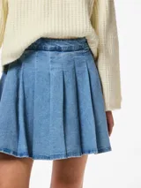 Minifalda de denim celeste con tiro alto y diseño plisado.