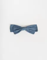 Hebilla francesa con moño de tela denim color celeste.