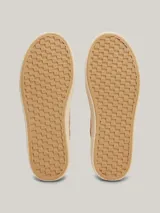 Zapatillas Tommy Hilfiger color beige de lino orgánico con monograma TH dorado en el lateral.