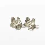 Par de caravanas plateadas con forma de flor irregular.