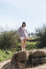 Buzo de punto en 100% lino, con cuello bote y mangas largas con tajos.