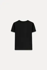 Camiseta marrón de algodón con cuello redondo y mangas cortas.