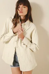 Camisa color crema de cuero ovino con terminación arrugada, calce holgado y snaps metálicos color plata vieja con logo de la marca grabada. Puede usarse como camisa o abrigo liviano.