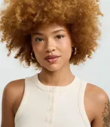 Musculosa negra de algodón con textura acanalada y botones frontales.