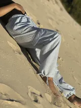 Pantalón de tela rayada rosa y blanco, de corte amplio y cintura elastizada.