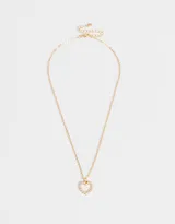 Cadena dorada con dije de corazón con perlas sintéticas.