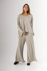 Pantalón palazzo gris de viscosa y algodón, con corte amplio y cintura elástica.