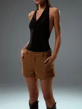 Short color marrón de gamuza, con cintura alta y corte holgado.