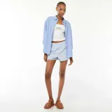 Short de pijama celeste con rayas verticales blancas y cintura elastizada.