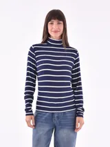 Polera de punto azul marino con rayas horizontales blancas, cuello alto y mangas largas.