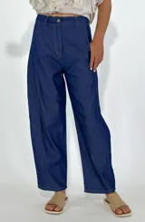Pantalón de denim azul oscuro, de corte palazzo, con tiro alto y bolsillos laterales.