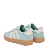 Championes Adidas Barreda de color celeste con detalles en blanco y suela color caramelo.