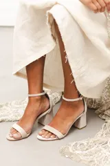 Sandalias de fiesta rojas de terciopelo, con pulsera al tobillo y taco cuadrado.