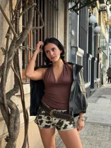 Body marrón con escote halter y espalda descubierta.