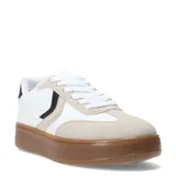 Zapatillas deportivas blancas con detalles en beige y negro. Suela gruesa color caramelo.