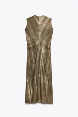Vestido midi de Zara Woman Collection, confeccionado en mezcla de ramio con efecto tie-dye en tonos tierra. Presenta escote pico, sisa y pliegues laterales. Cierre trasero con cremallera oculta.