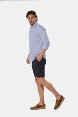 Bermuda clásica azul marino, confeccionada en algodón y spandex, cómoda y flexible.