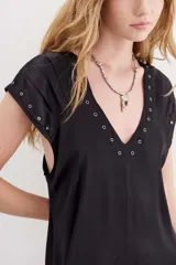 Vestido largo negro de viscosa jacquard con mangas cortas con detalle de tablas y ojalillos metálicos en mangas y escote.