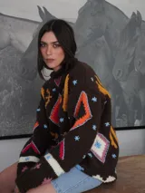 Sweater tejido de lana color azul marino con diseño geométrico en blanco.