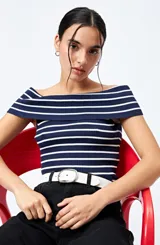 Top tejido con escote bardot a rayas horizontales azul marino y blancas, de trama acanalada y diseño sin mangas.