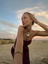 Aros colgantes de bronce con forma irregular.