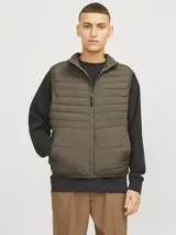 Chaleco acolchado verde militar sin mangas, con cuello alto, cierre frontal con cremallera y bolsillos delanteros.