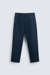 Pantalón azul marino de algodón, corte regular fit, con bolsillos delanteros y traseros de vivo. Cierre frontal con cremallera y botón.