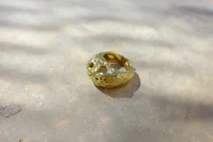 Anillo plateado con diseño irregular inspirado en los corales marinos.