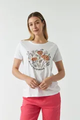 Pantalón de gabardina color coral, de tiro alto, con bolsillos y presillas para cinturón.