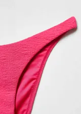 Braga de bikini fucsia con tejido texturizado y forro interior.