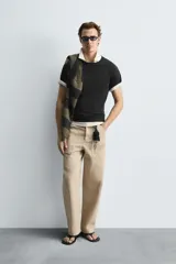 Camiseta verde militar de corte holgado confeccionada en tejido de algodón compacto. Cuello redondo con ribete doble y mangas cortas.