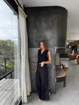 Pantalón sastrero de lino negro, corte recto, con bordado de caballo en el bolsillo.