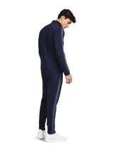 Conjunto deportivo Under Armour para hombre, compuesto por campera con cierre y pantalón de jogging. Ambos en color azul marino con detalles en gris y logo de la marca en el pecho y en la pierna.