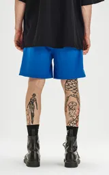 Bermuda azul francia de calce relax-fit, con bolsillos delanteros con fuelle, cintura con elástico y cordón de ajuste. Tejido Water Repellent de nylon y spandex.